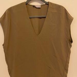Everlane Japanese GoWeave V-Neck Tee in Olive- Size 4
